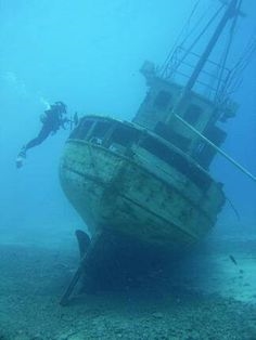 Imaxinas mergullar nun barco afundido?