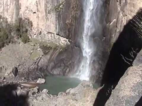 En nedstigning til måling af Basaseachi-vandfaldet i Chihuahua
