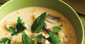 Zuppa fredda di pollo al curry con cocco e tamarindo