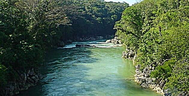 Vojaĝo al la rivero Tulijá, koro Tzeltal en Chiapas