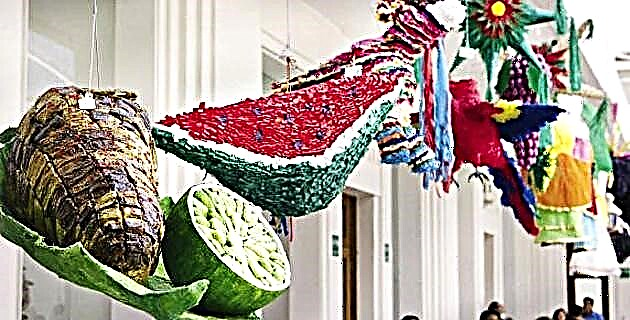 Mexikanesch Piñatas am Musée fir Populär Konscht