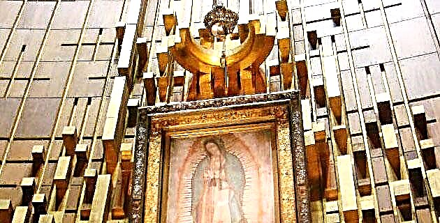 Крунисување на Богородица од Гвадалупе