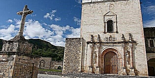 Храмот и поранешниот манастир на Сантос Рејес (Идалго)