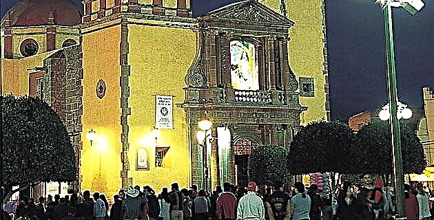 Ka Luakini a me Convent mua o Santo Domingo (Querétaro)