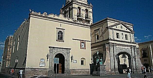 Templo at dating Kumbento ng Holy Cross (Querétaro)