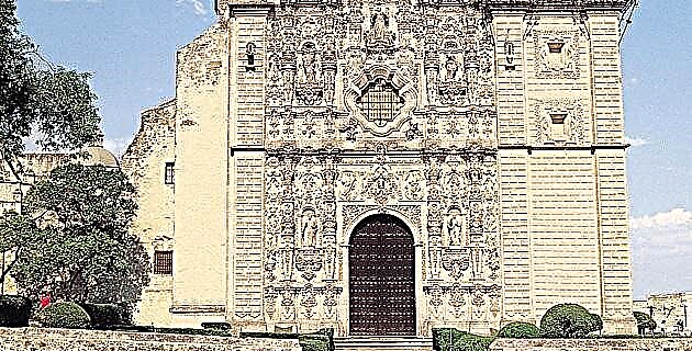 San Francisco Javier Colegio ohia (Mexikoko estatua)
